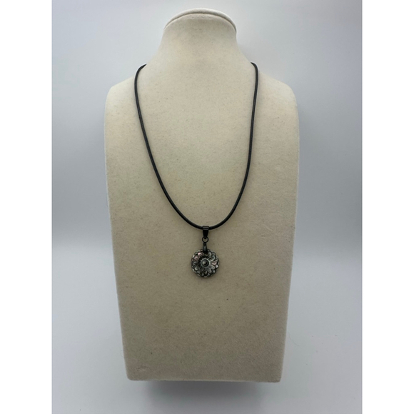 Dainty Round Black Shell Daisy Pendant Necklace - Picture 8 of 8
